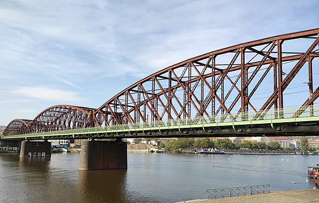 Konstrukce výtoňského mostu se sundá, průjezd vlaků zajistí provizorium