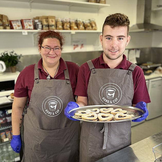 „Super, že jsem mezi lidmi.“ Jak to chodí v bistru, kde obsluhují handicapovaní