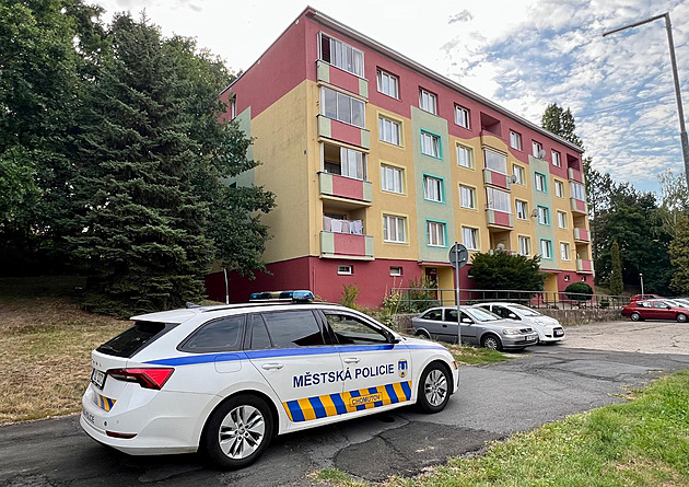 V noci evakuovali panelák kvůli statice. Na vině může být vysychající půda