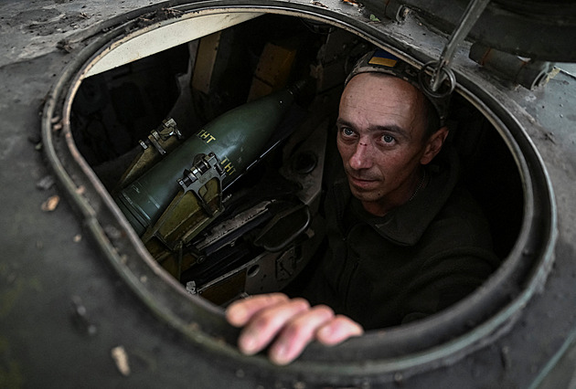 Kyjev pustí mladé kluky za hranice. A staří umřou v zákopech, reptají vojáci