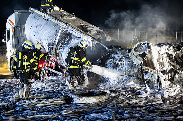 Na dálnici u Jaroměře vzplála cisterna převážející saze. Žár ji roztavil na kaši