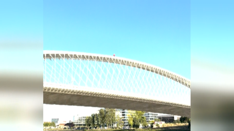 Hazard se životem na Trojském mostě: Muž jel na kole po oblouku, vyfasoval pokutu