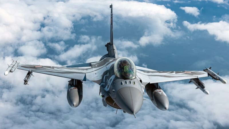 V Polsku se zřítila stíhačka F-16, zkušený pilot nepřežil. Záběry zachytily obří ohnivou kouli
