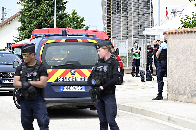 Falešní četníci oklamali francouzské seniory. Okradli je v přepočtu o 6 milionů