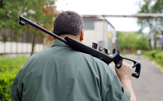 Muž údajně zastrašoval střelbou romské kopáče, případ prověřuje policie