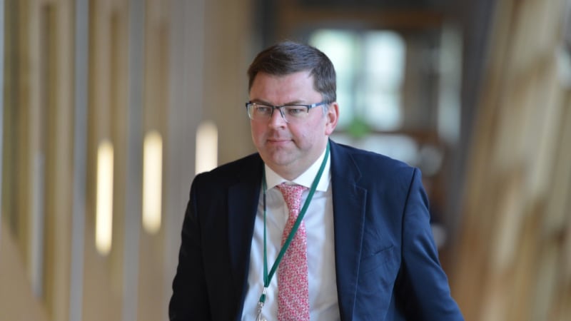 Kamera na toaletách parlamentu a nevhodné obrázky dětí. Skotský poslanec čelí skandálu