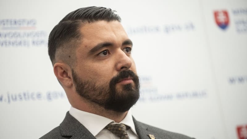 Šéf slovenské zpravodajské služby boural v utajeném sporťáku. Šimečka ho nešetřil