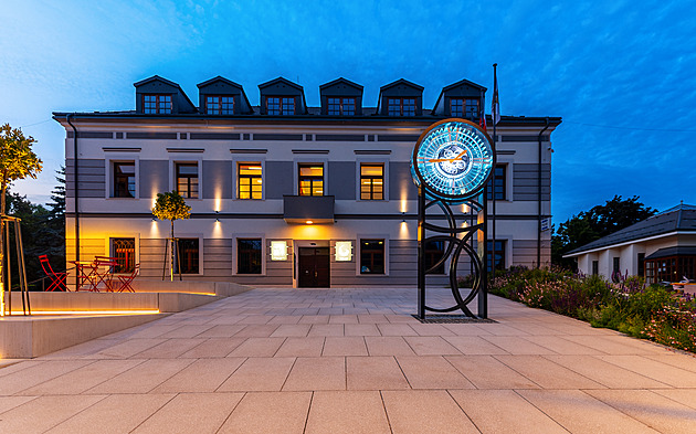 Náměstíčku před úřadem dominují hodiny ze skla. Proměna místa má i kritiky