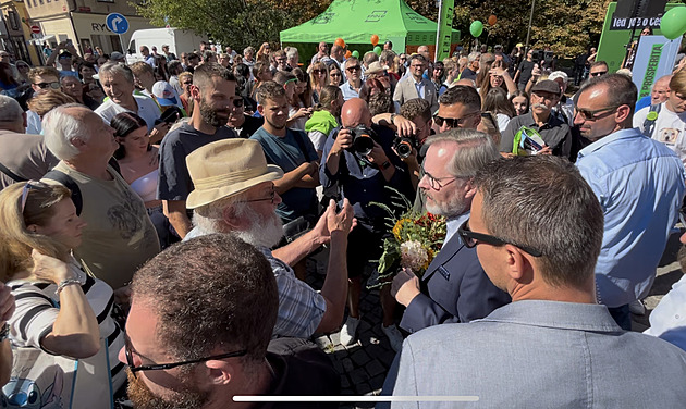 Jsi Ukrajinec! pokřikovali na Fialu v Budějovicích. Jedna žena na něj plivla