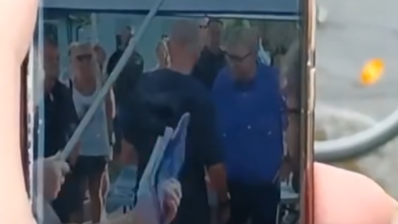 Záběry napadení Babiše: Útok přišel nečekaně zezadu. Expremiér dostal dvě rány berlí do hlavy