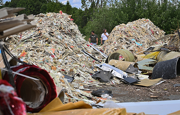 Nelegální německý odpad z Bruntálska začne mizet příští týden, odvezou 300 tun