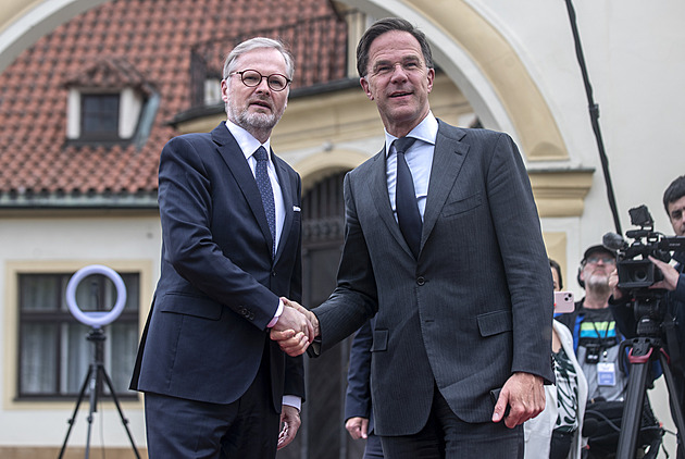 Fiala se setká s šéfem NATO, budou jednat o bezpečnosti i Ukrajině