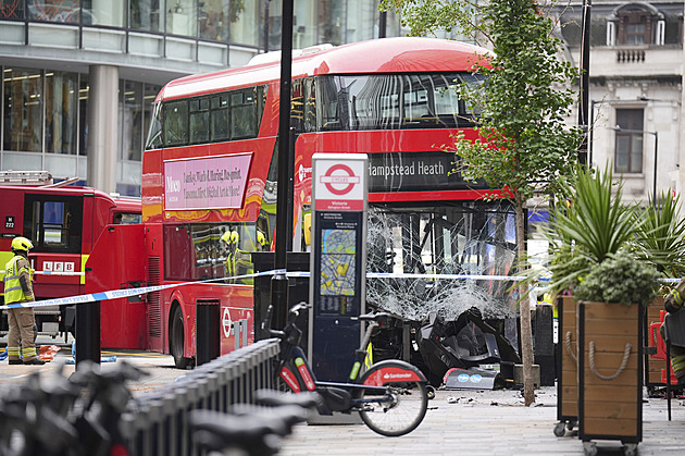 V Londýně havaroval doubledecker. V nemocnici skončilo 15 lidí
