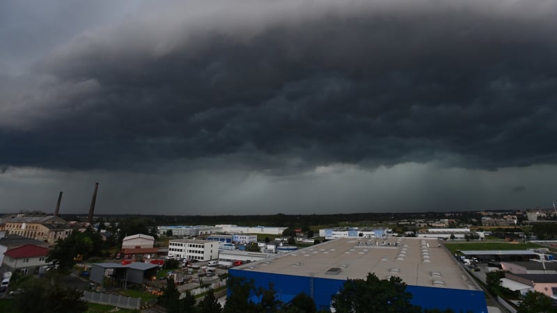 Na Česko se ženou od hranic bouřky. Podívejte se, kde hrozí přívalové deště, vítr a kroupy