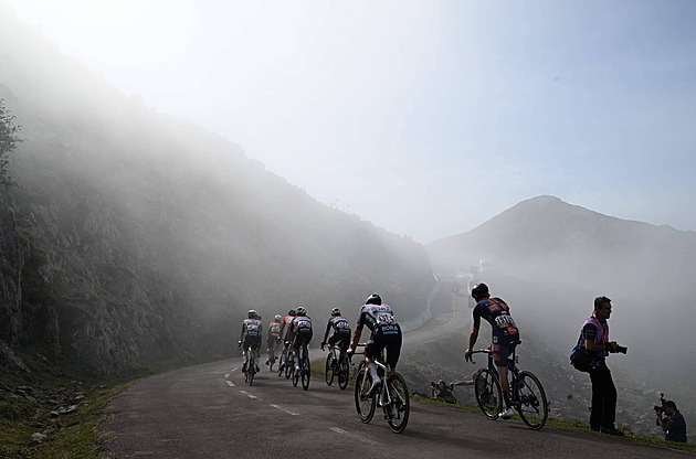 Vuelta ONLINE: Další boj v horách Asturie. Hirt naskočil do úniku, peloton zvolnil