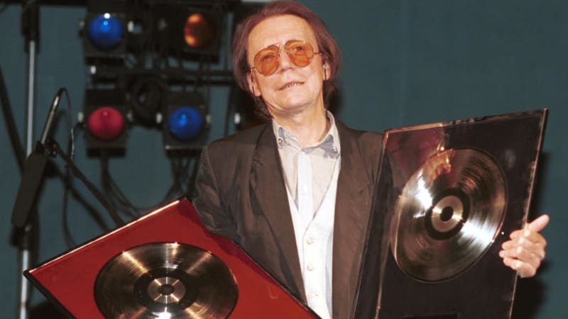 Zpěvák Petr Novák za totality vydělával miliony ročně. Přišel o chalupu a málem i o byt