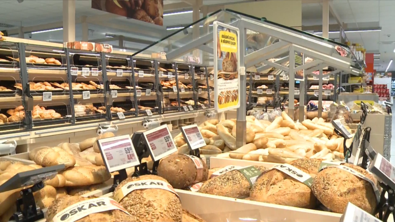 Jak při nákupu ušetřit? Obchody lákají na večerní slevy. Před zavíračkou prodávají i za půlku