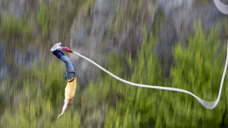 Narozeninová tragédie na bungee jumpingu: Matka se zřítila z komínu, syn její smrti přihlížel