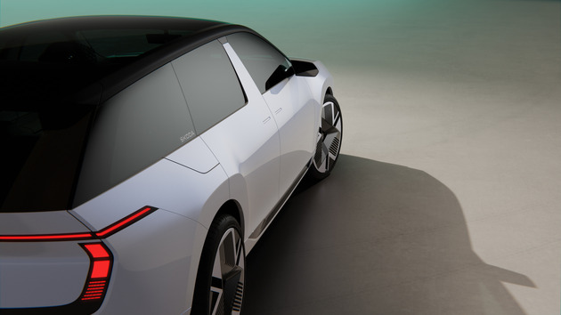 Designér vysvětluje vychytávky nové škodovky. Má kapotu jako supersport