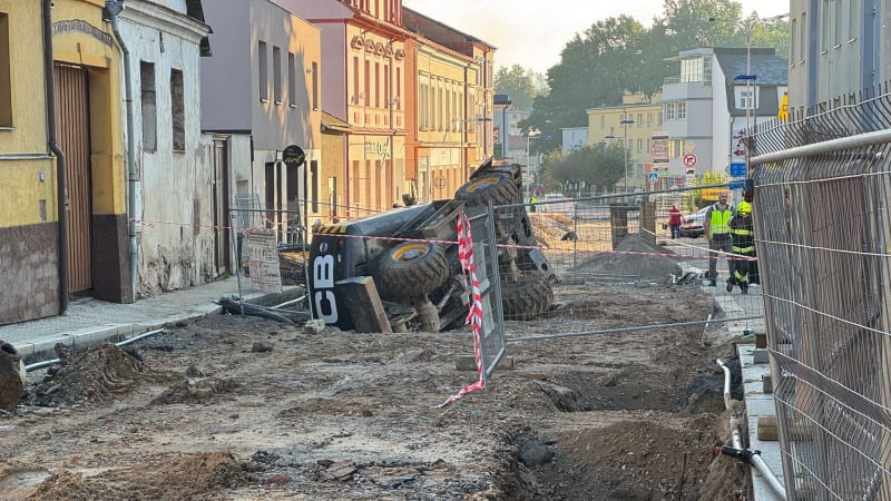 Bagr v Humpolci spadl do výkopu a zranil dva dělníky. Jednoho zachraňoval vrtulník