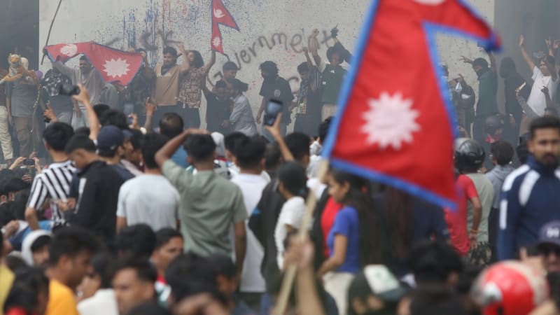 Rozzuření Nepálci svlékli ministra a nahnali ho do řeky. Lynč zachytily kamery