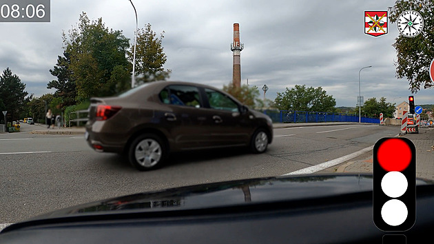 Řidič ignoroval červenou, u semaforu objel stojící vůz a vyrazil do zúžení