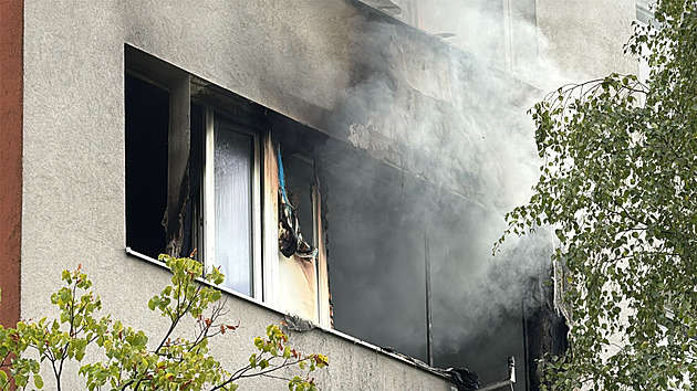 Z hořícího bytu šlehaly plameny. Hasiči museli evakuovat sedmdesát lidí
