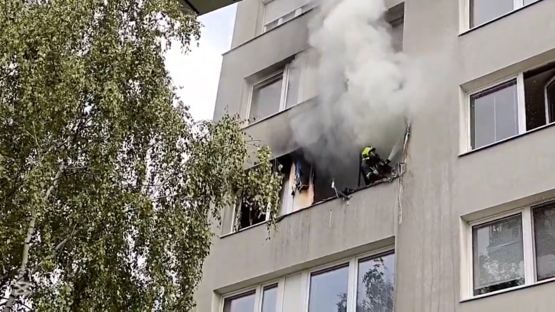 Evakuace v pražském Braníku: Hasiči bojovali s rozsáhlým požárem. Pro obyvatele přijel autobus