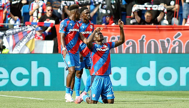 Pomezní mával ofsajd, hlavní sudí však hru nezastavil. A za chvíli dala Plzeň gól