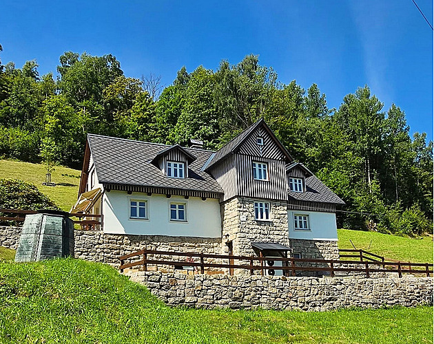 Na chalupě v Jizerkách museli měnit krov i střechu, ale teď mají idylu