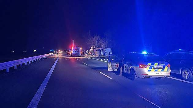 Dálnice D5 na Tachovsku byla v noci uzavřená po srážce auta s náklaďákem