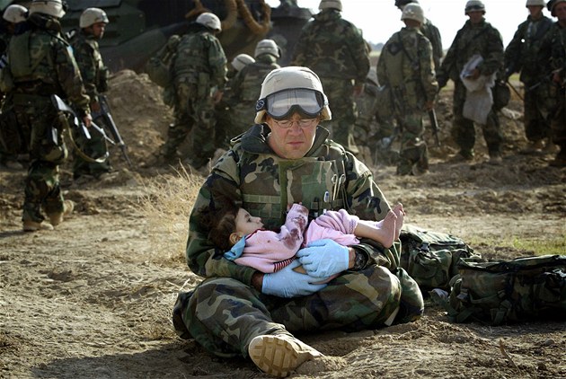 Vzal do náručí zakrvácené dítě, cvakla spoušť. A Amerika ochutnala běsy Iráku