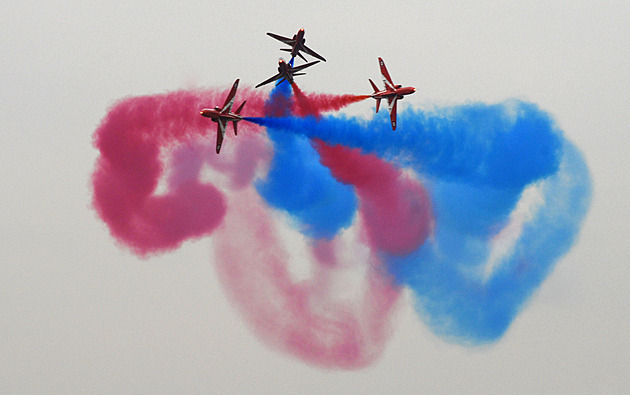 Unikátní podívaná. Nad Karlovým mostem proletí stíhačky s kouřovými efekty