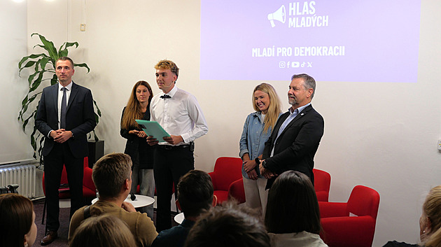 Jak s eurem a sňatky homosexuálů? Studenti pozvali na debatu politické špičky