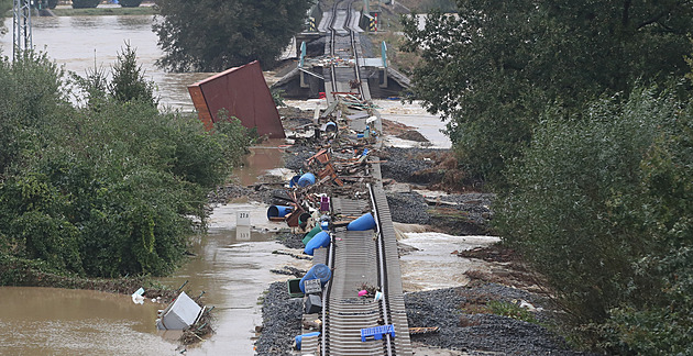 Poničená železnice i cesty. Následky povodní jsou v kraji patrné dodnes