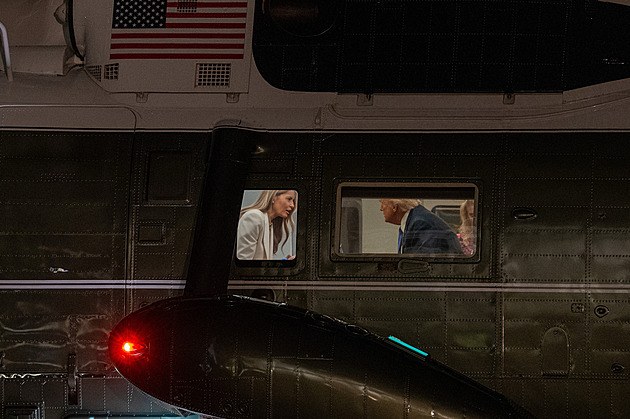 Namířený prst a kroucení hlavou. Kamera zachytila výměnu názorů mezi Trumpovými