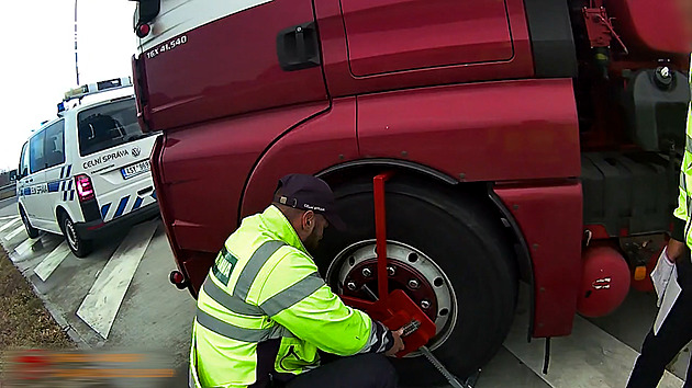 Firma dluží milion na pokutách, celníci si počíhali na její kamion. Botičku měl šest dní