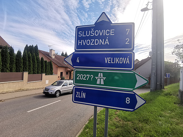Zmatení řidiči u Fryštáku. Upravené značky je posílají na chybějící dálnici D49