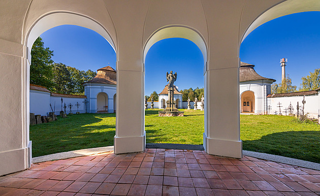Na samém konci turistické sezony se po opravě znovu otevírá Santiniho perla