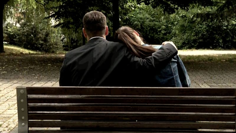 Láska jako trám, ale konto každý zvlášť? Realita zadaných Čechů. Zakládají i tajné účty