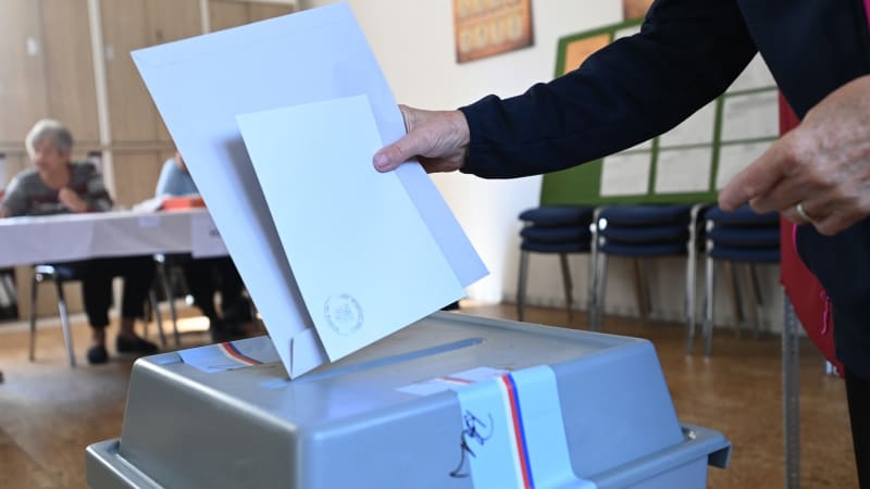 ON-LINE: Požár narušil volby na Plzeňsku. Systém eDokladů dál částečně selhává