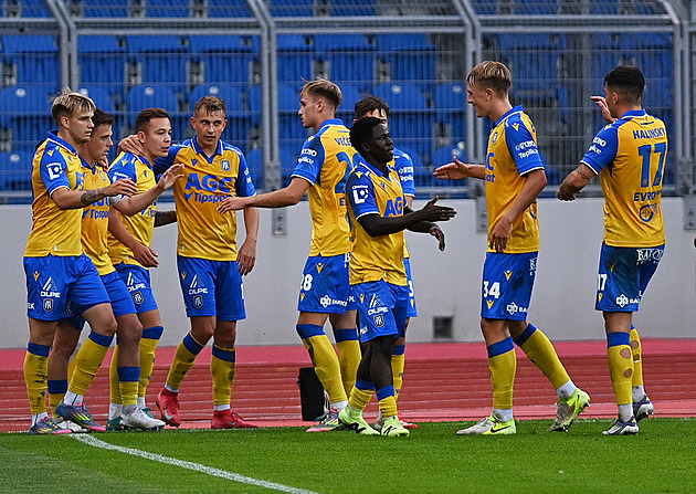 Dukla - Teplice 1:3, domácí dohrávali v deseti, v závěru je dorazili Kozák a Nyarko