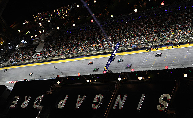 F1 ONLINE: V Singapuru se jede poklidný závod, vede Russell před Verstappenem