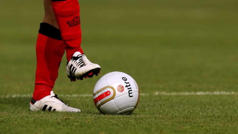 Smrt na fotbale: Divák na utkání v Třeboni zkolaboval a zemřel, zápas se nedohrál