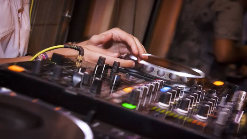 Zemřel DJ Tráva. V Česku platil za průkopníka elektronické a taneční hudby