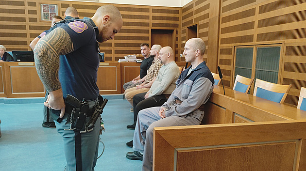 Gang falešných telefonických bankéřů stanul před soudem, obžalovaných je 20