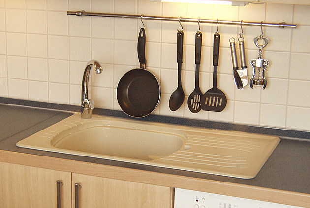 Už nikdy neztratíte vývrtku. Praktický návod na zavěšení kuchyňského náčiní