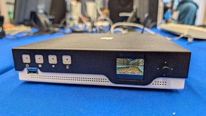 CZ.NIC představil nový český router Turris Omnia NG s Wi-Fi 7 a displejem, na kterém si zahrajete i Dooma