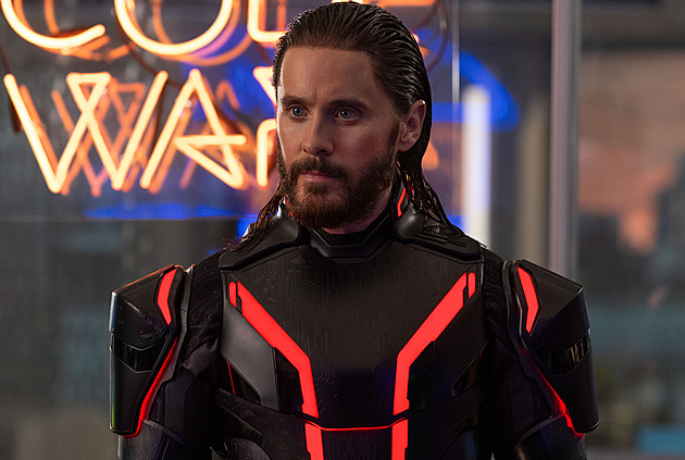 RECENZE: Metalový koncert s laserovými efekty. Jinak je sci-fi Tron: Ares těžká nuda