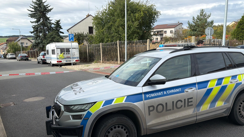 Násilná smrt cizince na Rakovnicku: Policisté vtrhli do domu, našli i dva zraněné